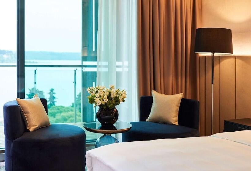 اتاق لوکس با چشم‌انداز دریا, Kempinski Palace Portorož