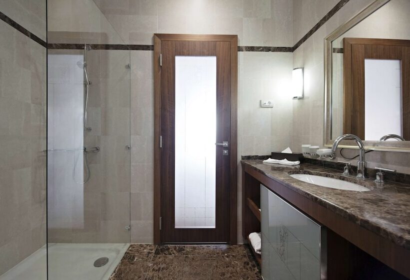 اتاق لوکس با چشم‌انداز دریا, Kempinski Palace Portorož