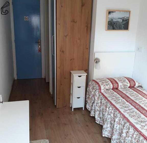 Номер Стандарт Индивидуальный с Балконом, Hostal La Lluna