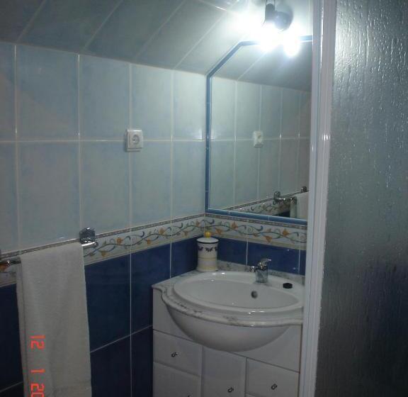 חדר סטנדרט לשלושה, Dinas Guesthouse
