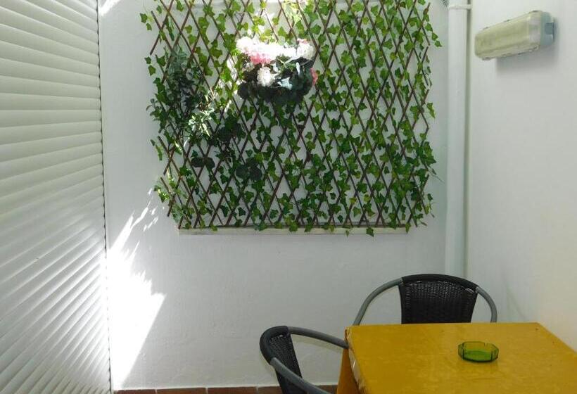 חדר לארבעה סטנדרטי עם מרפסת, Dinas Guesthouse