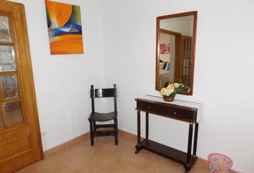 חדר לארבעה סטנדרטי עם מרפסת, Dinas Guesthouse
