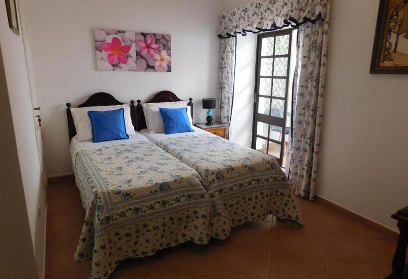 חדר לארבעה סטנדרטי עם מרפסת, Dinas Guesthouse
