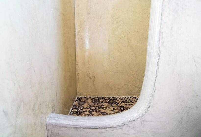 استودیوی استاندارد, Phevos Villa