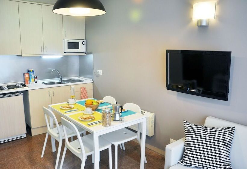 ファミリーステューディオ, Residencia Universitaria Blas De Otero