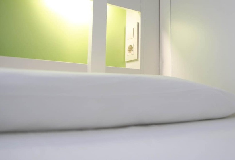 Кровать в Многоместном Номере с Общей Ванной, Sant Jordi Hostels Sagrada Familia