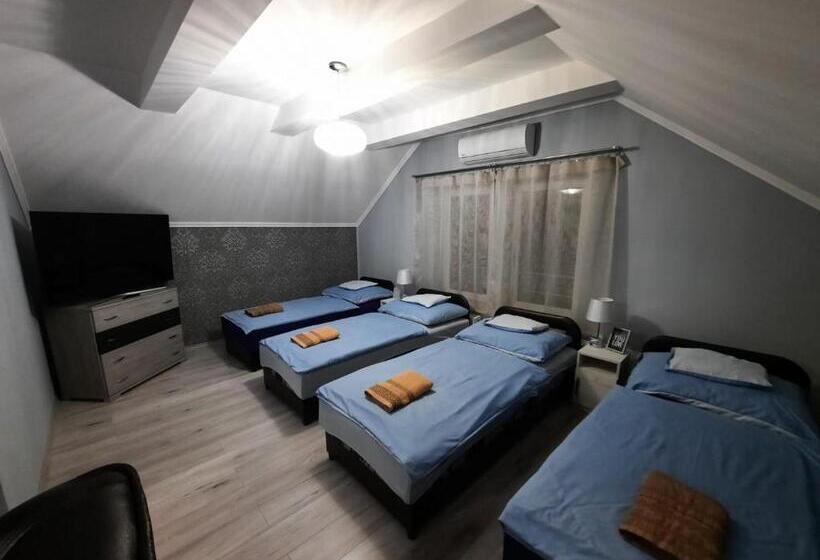 4인용 스탠다드 룸, Borostyán Panzió