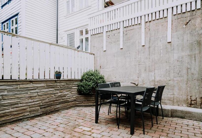דירה בת חדר שינה 1 עם מרפסת, Bergen Beds   Serviced Apartments In The City Center