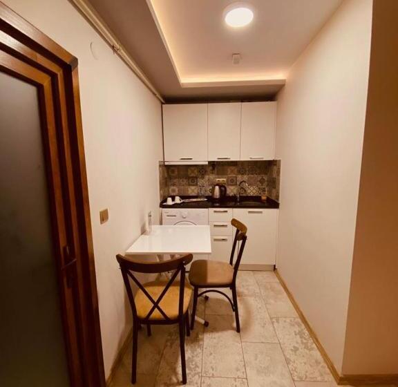 سوییت خانوادگی, Gloria Suite
