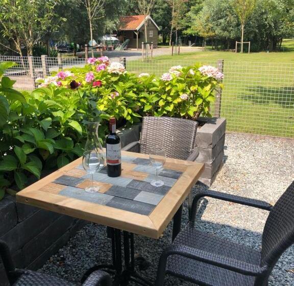 Четырехместный Номер Стандарт Вид на Сад, Flora’s B&b