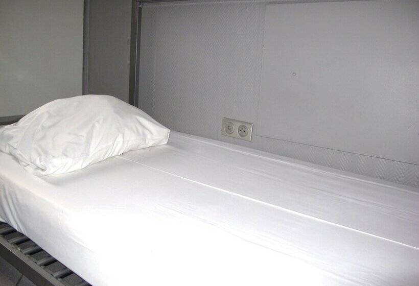 تختخواب در اتاق مشترک, Peace & Love Hostel