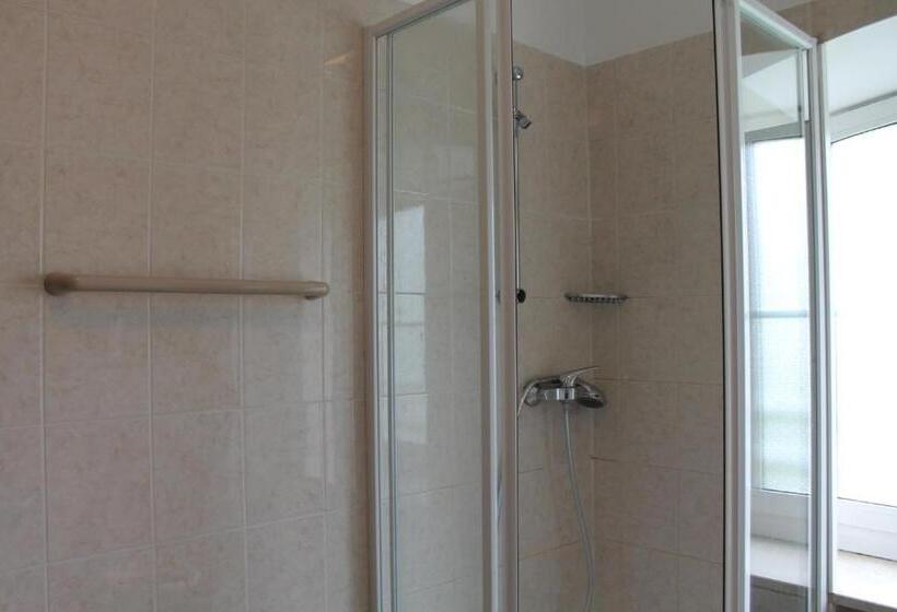 اتاق استاندارد سه نفره, Pension Locarno