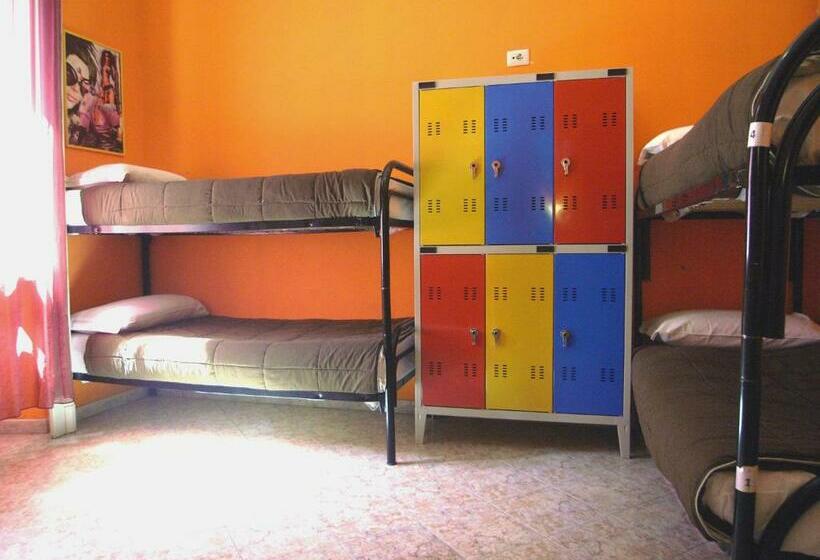 اتاق استاندارد سه تخته با سرویس بهداشتی مشترک, Ostello California  Hostel
