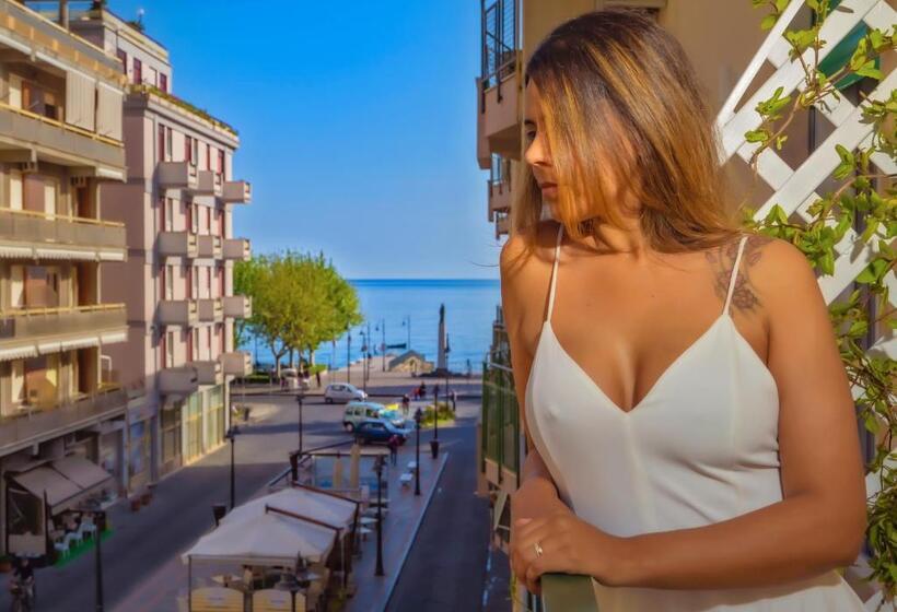 Номер Deluxe Вид на Море Боковой, La Serenata Luxury