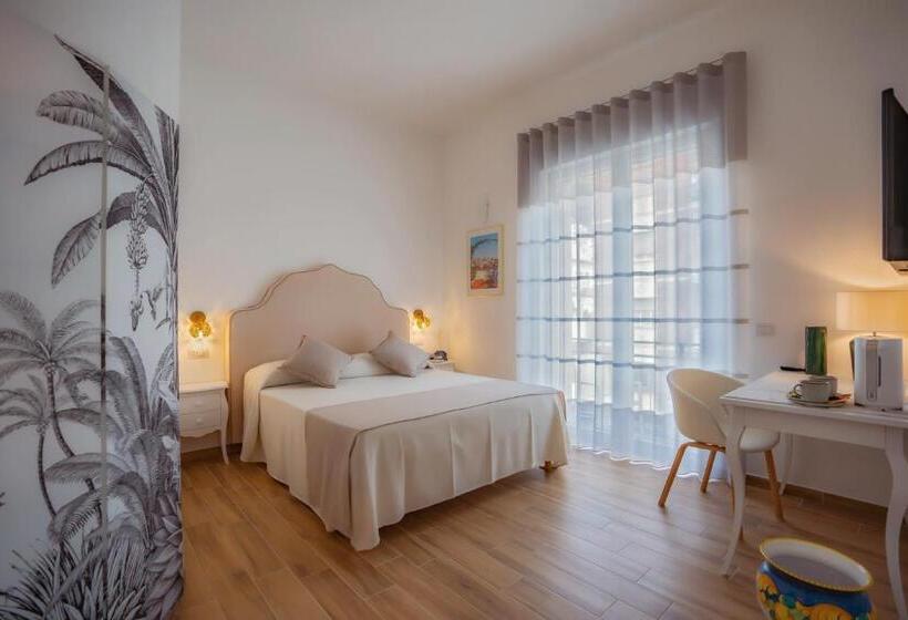 Номер Deluxe Вид на Море Боковой, La Serenata Luxury