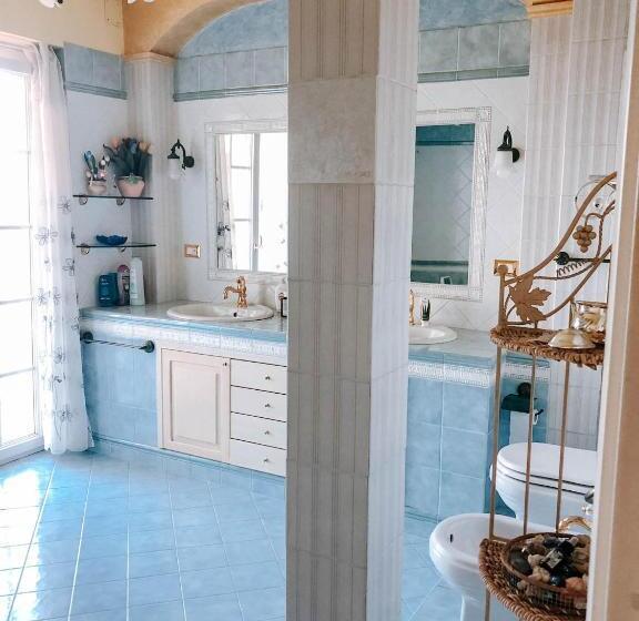 豪华三人间, Alexander S Home