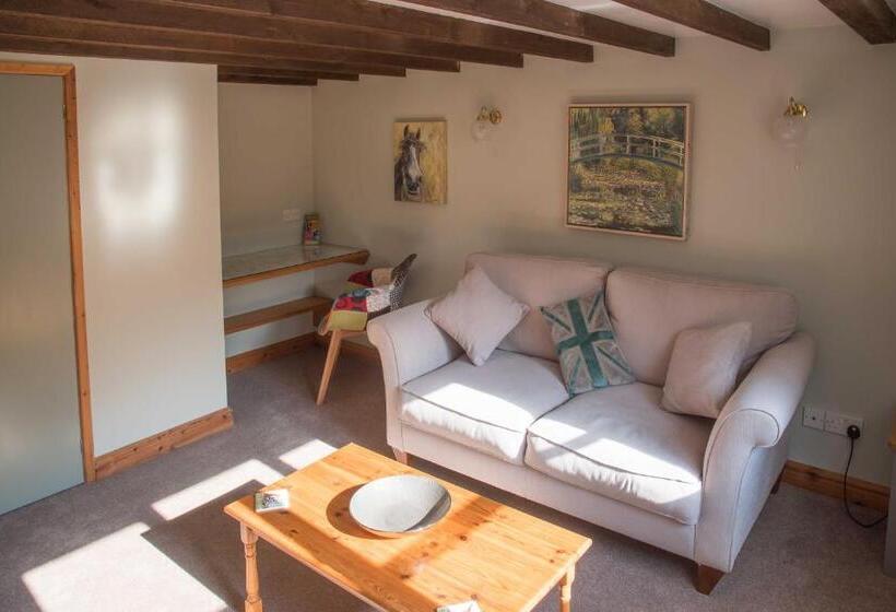 Студия Стандарт, Lower House B&b Adforton