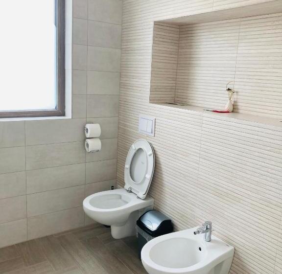 اتاق استاندارد سه نفره, Sim House