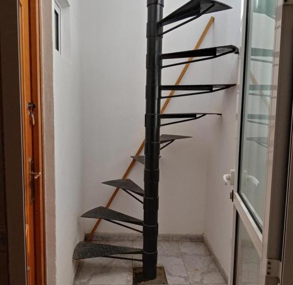 اتاق خانوادگی, Casa Brava