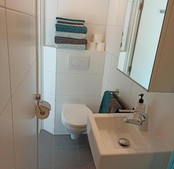 Quarto Economy, Little Beach Place