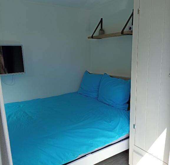 Quarto Economy, Little Beach Place