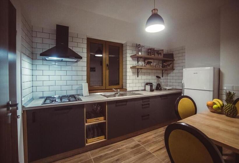 اتاق استاندارد سه نفره, Timhouse