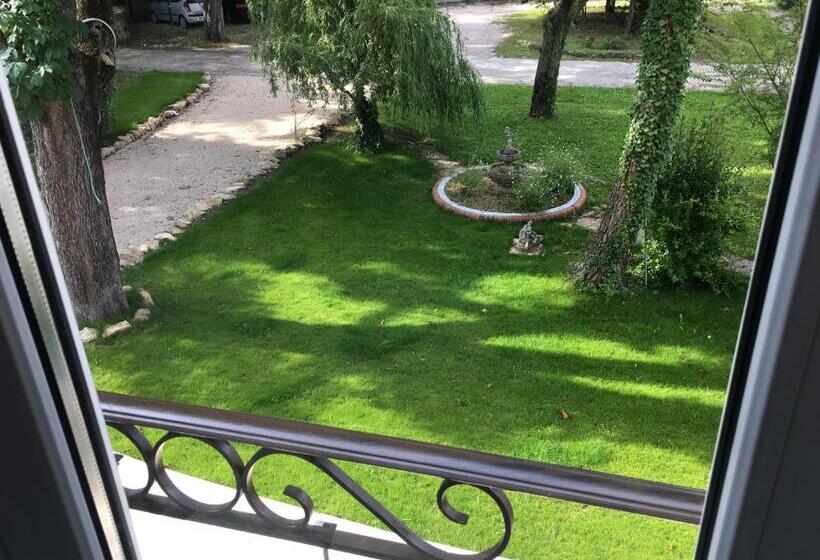 اتاق استاندارد با چشم‌انداز باغ, La Chapelle