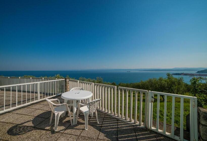 سوییت با چشم‌انداز دریا, Belvedere Resort Hotels