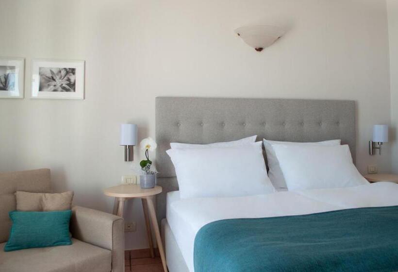 سوییت با چشم‌انداز دریا, Belvedere Resort Hotels