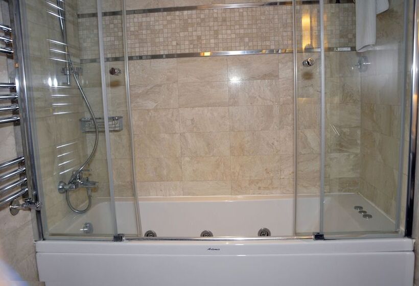 מיטת קינג בסוויטה, Ikbal Thermal Hotel & Spa Afyon