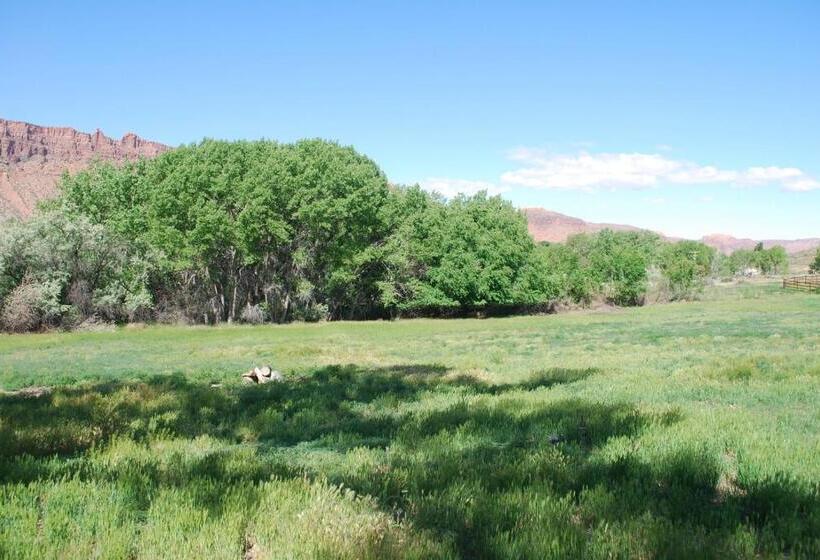 اتاق سوپریور, Red Moon Lodge