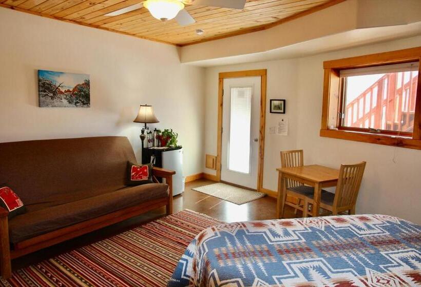 اتاق خانوادگی, Red Moon Lodge