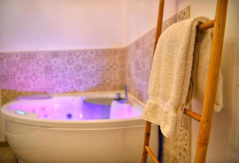 سوئیت جونیور با ماساژ آبی, Trullo Suite