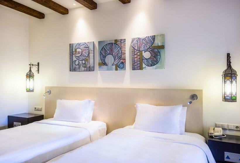 اتاق استاندارد با چشم‌انداز استخر, Hilton Marsa Alam Nubian Resort