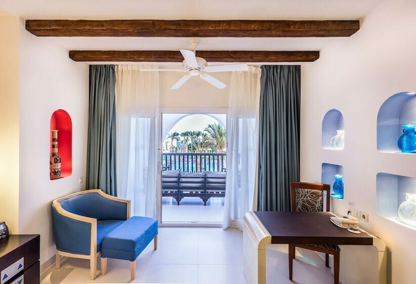 اتاق استاندارد با چشم‌انداز استخر, Hilton Marsa Alam Nubian Resort