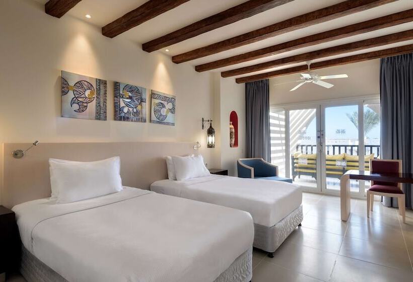 اتاق استاندارد با چشم‌انداز استخر, Hilton Marsa Alam Nubian Resort