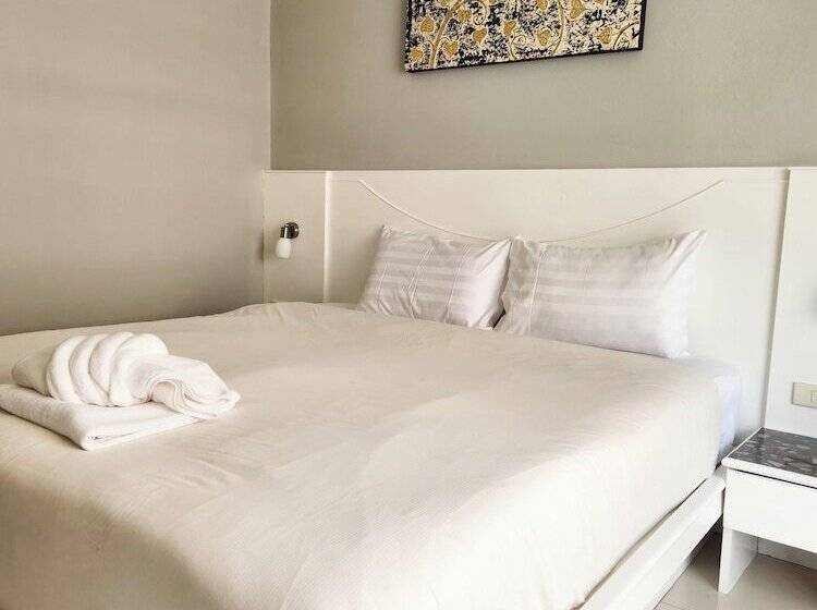 Quarto Superior, Issara Patong Beach