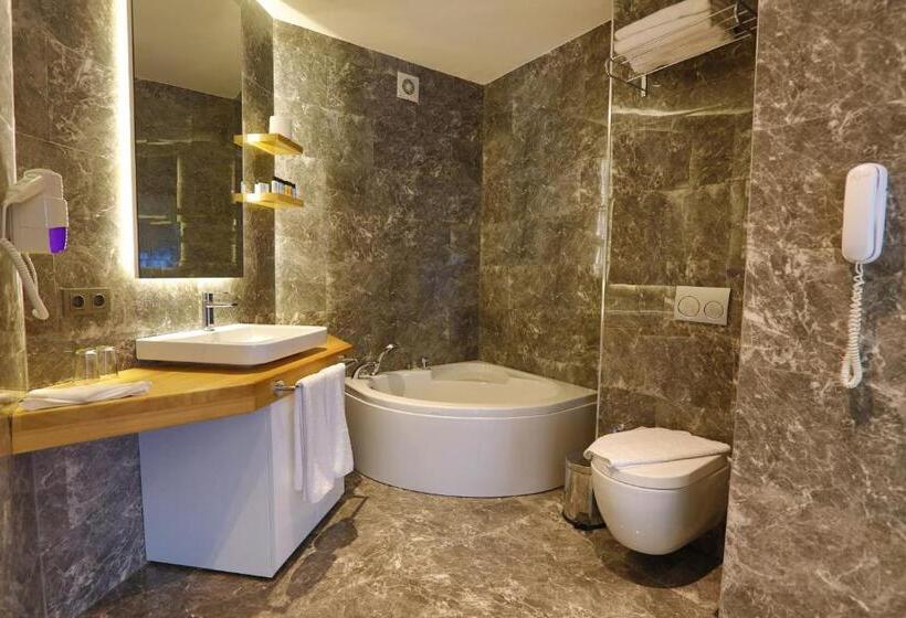 سوییت با چشم‌انداز دریا, Vita Bella Resort & Spa