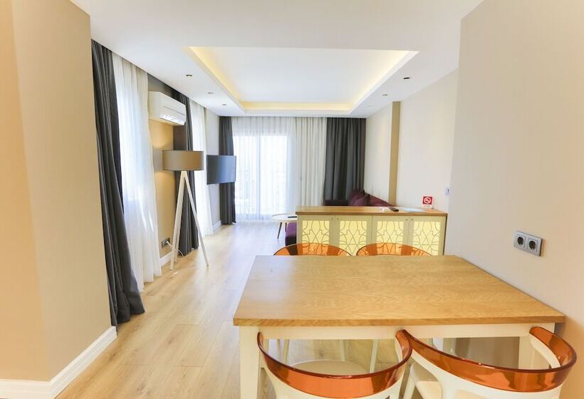سوییت با چشم‌انداز دریا, Vita Bella Resort & Spa