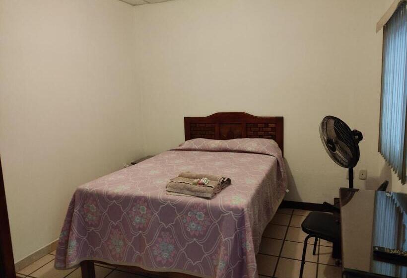 اتاق استاندارد با سرویس بهداشتی مشترک, Hostal Herencia