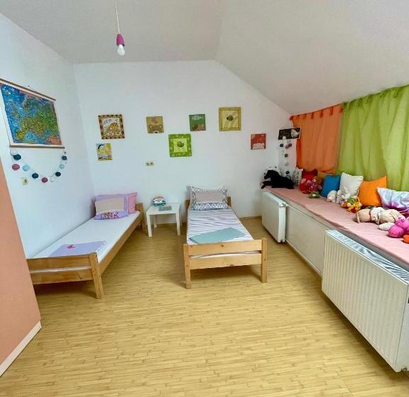 سوییت خانوادگی, Casa Trandafirilor