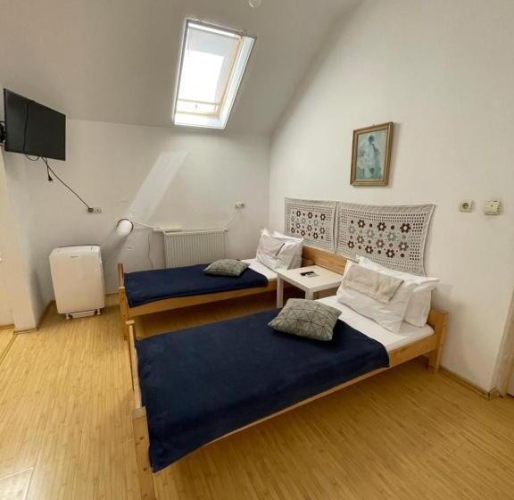 سوییت خانوادگی, Casa Trandafirilor