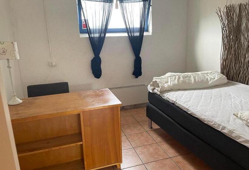 اتاق اکونومی, Low Budget Bungalows