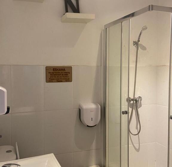 اتاق ساده سه‌ نفره, Eskama Guest House