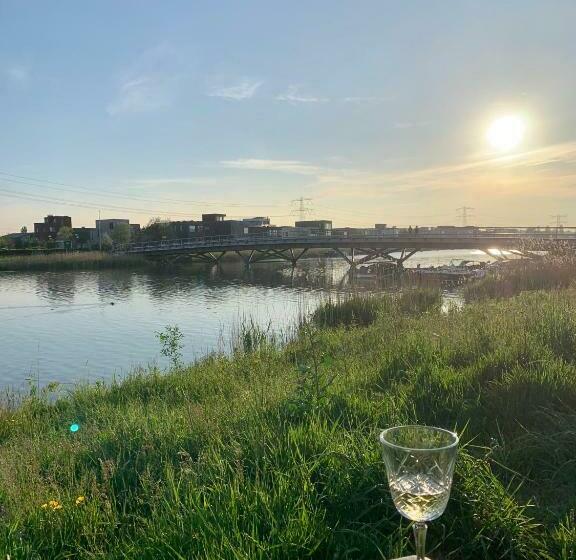 디럭스 룸, Waterfront Studio