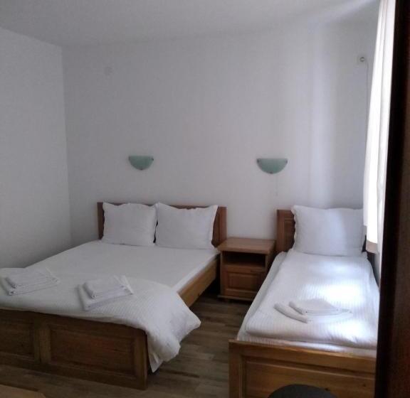 Quarto Triplo Estandar, Guesthouse White Margarit