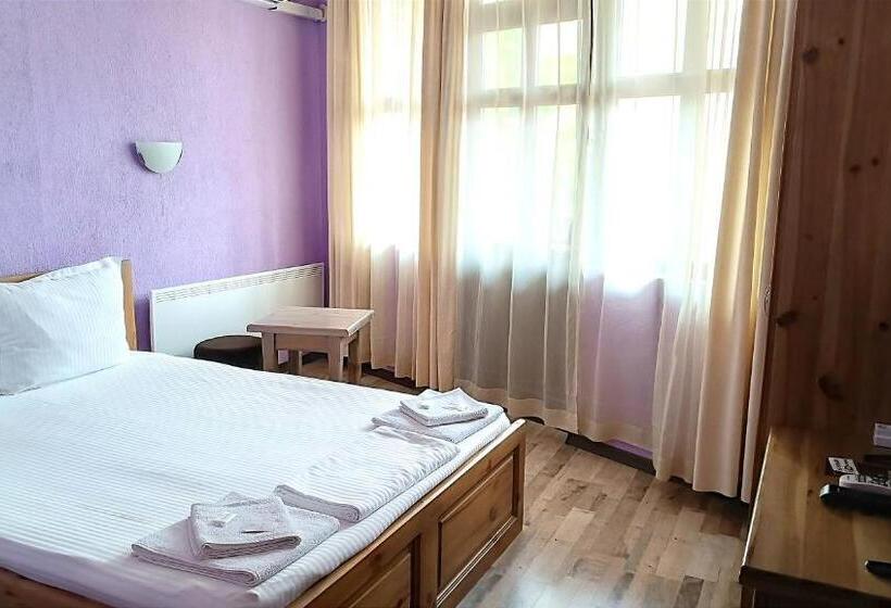 Quarto Quadruple Standart com Varanda, Guesthouse White Margarit
