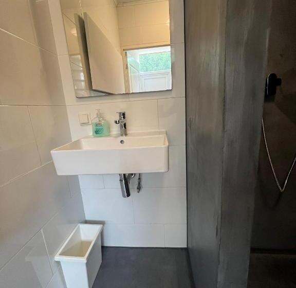 اتاق لوکس با چشم‌انداز باغ, B&b Sloterpark