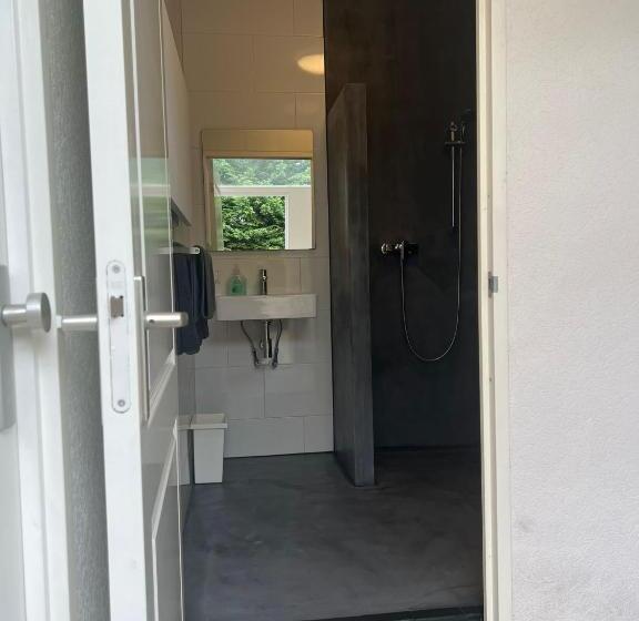 اتاق لوکس با چشم‌انداز باغ, B&b Sloterpark