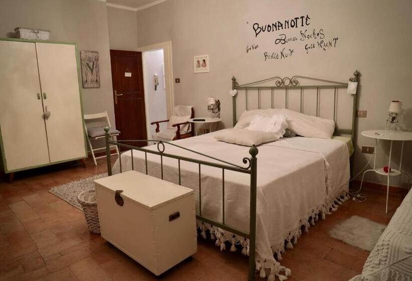Quarto triplo standard com casa de banho exterior, La Pausetta